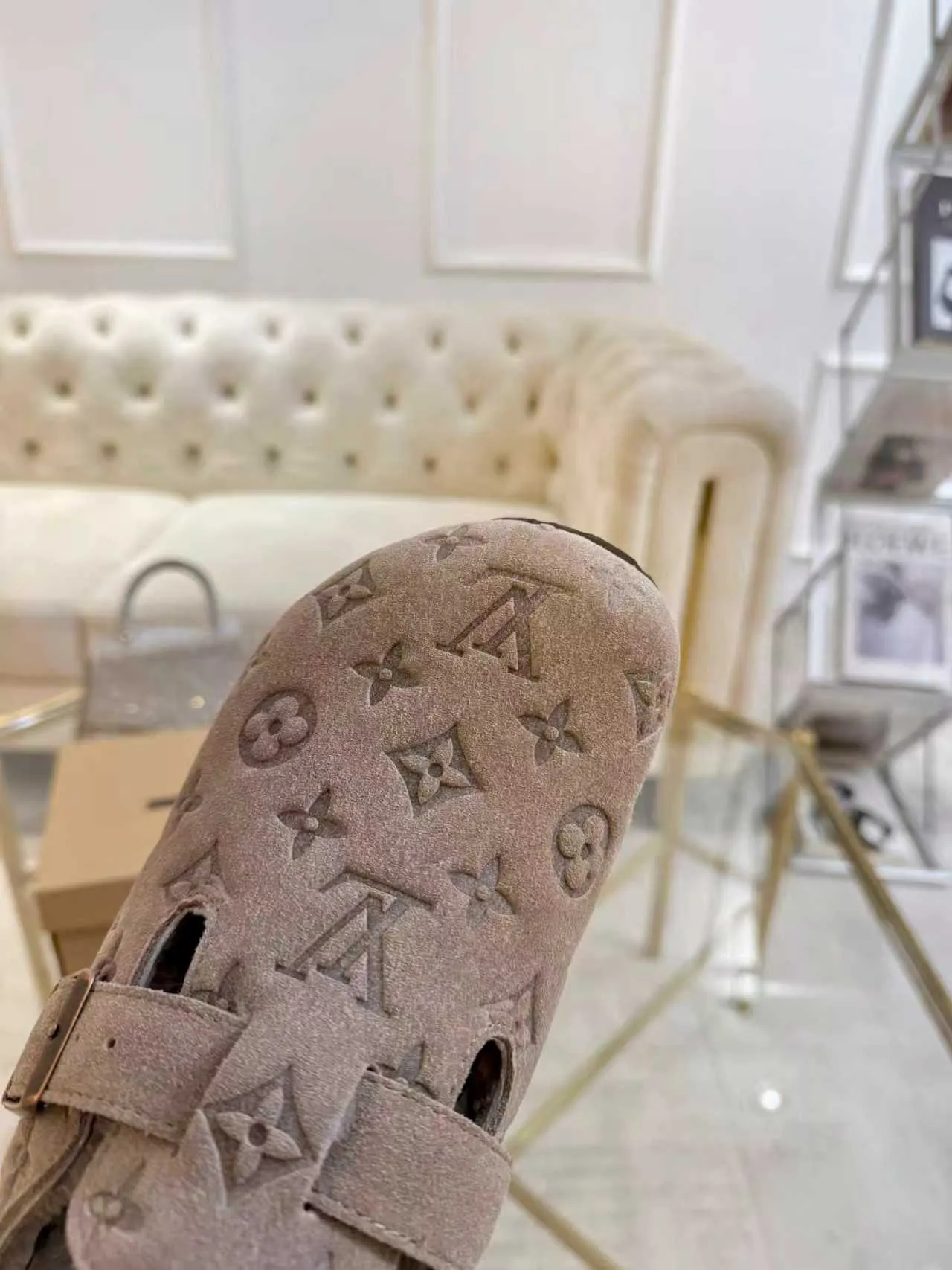 p600 ✨ LV wool slippers for couples｜Even the toes exude a sense of luxury ✨ We have achieved the ultimate restoration of the "high version" of this pair of LV classic Birkenstock slippers, with the mark of luxury in every detail. 👫 ▫️ Original jacquard with delicate cowhide leather, retro texture is at your fingertips; ▫️ 100% pure wool lining, wearing barefoot is like stepping on clouds, skin-friendly, breathable and not sweaty; ▫️ Three-dimensional toe cap + non-slip rubber sole, safe and secure when walking in the wind.  The belt buckle and presbyopia elements are embellished, revealing the aura of a big-name brand in a low-key manner. Whether it is on a date or out on the street, every step is like walking in the middle of a show.  Pair it with jeans for a lazy and casual look; with a coat and skirt, it will look elegant. With one pair of shoes, you can easily switch between multiple styles, and you never have to be deliberate about the sense of luxury.  #LVcouples #high-endwear #lightluxurylife #quality recommendation Fabric: classic presbyopia/imported sheepskin/classic jacquard fabric Lining: imported wool lining Sole: original rubber sole Size: Female 35-41 Male 38-46